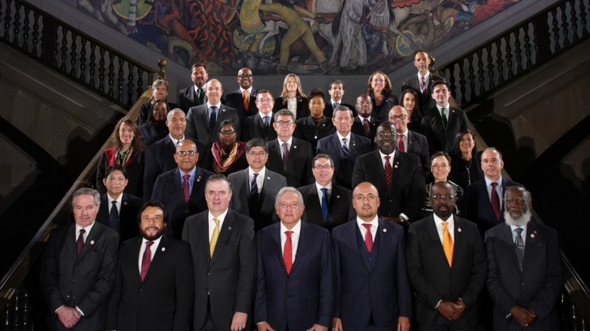 Autoridades mexicanas junto a representantes del Celac