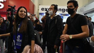 Estudiantes mexicanos regresan de China