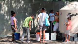 Migrantes en un campamento en Matamoros
