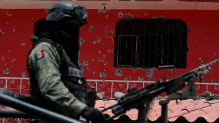 Militar recorre comunidad de Guerrero