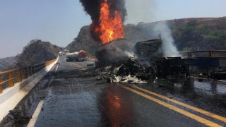 Pipa de combustible explota en Jalisco