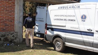 Vehículo de peritos forenses en Michoacán.