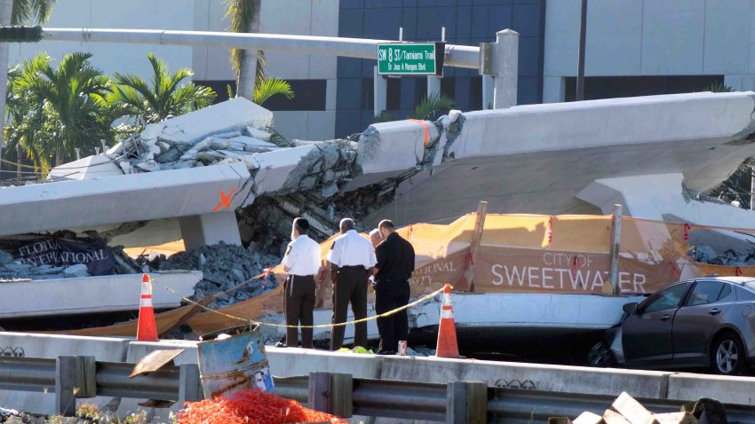 Suben a 6 los muertos por el hundimiento de un puente peatonal e