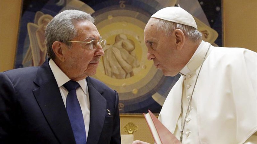 raul-castro-papa-francisco-