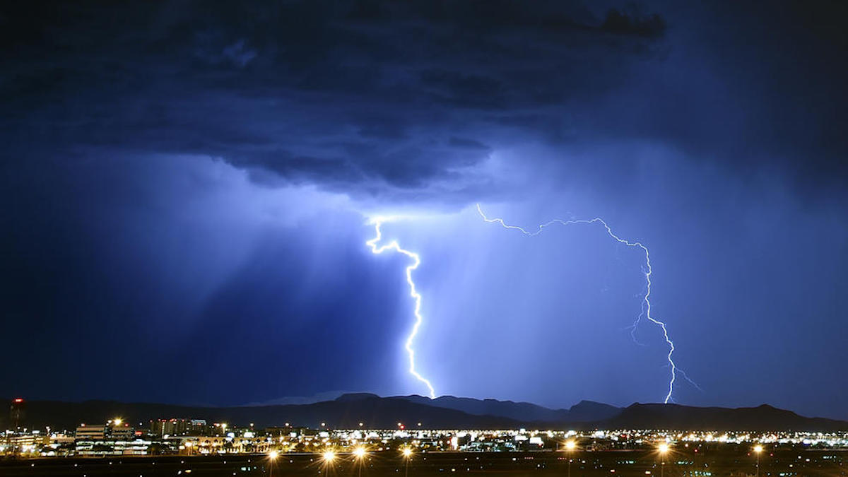 Cómo se forman los rayos y por qué son tan potentes Telemundo Miami (51) Cómo se forman los rayos y por qué son tan potentes Telemundo Miami (51)