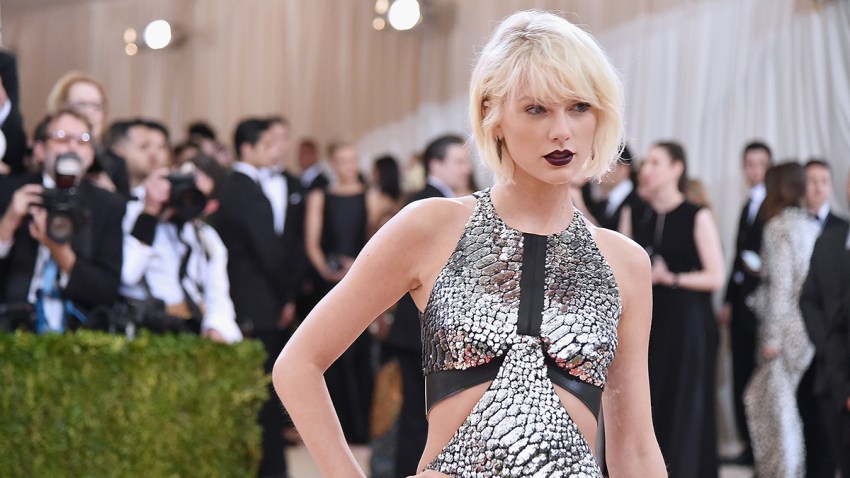 taylor-swift-juega-con-fan-000987