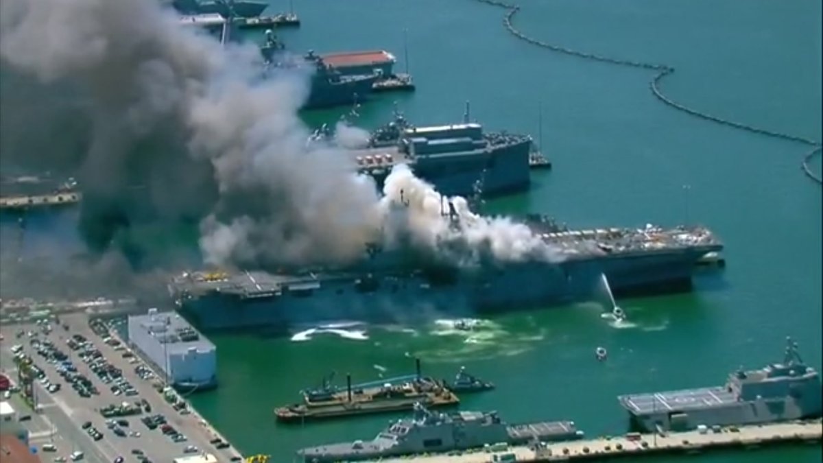 Incendio en portaviones en base naval de San Diego deja múltiples ...