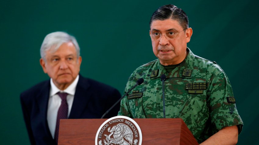 AMLO y el secretario de Defensa