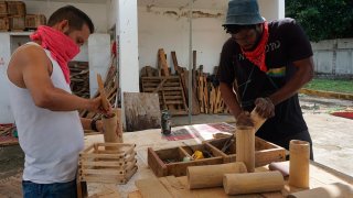 Migrantes realizan artesanías con bambú en Chiapas
