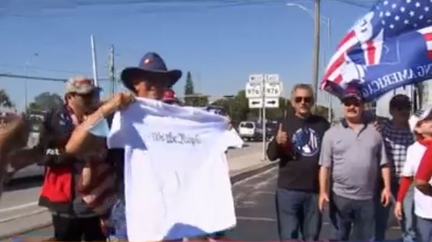 Caravana en apoyo al Presidente Trump recorre calles de Miami Dade