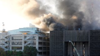 Edificio de las oficinas del Metro de Ciudad de México en llamas
