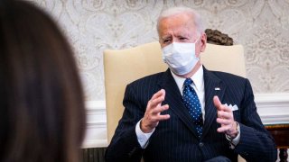 El presidente estadounidense Joe Biden habla mientras la vicepresidenta Kamala Harris y la secretaria del Tesoro, Janet Yellen se reúnen con líderes empresariales sobre la necesidad crítica del Plan de Rescate de Estados Unidos en la Oficina Oval de la Casa Blanca en Washington, DC, el martes 9 de febrero.