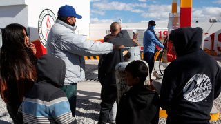 Personas hacen fila para adquirir gas en Ciudad Juárez
