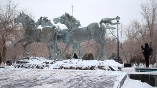 Escultura de caballos nevada en Ciudad Juárez