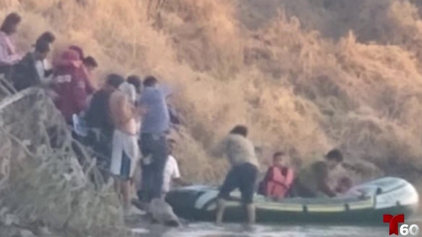 Con niños en brazos: revelan imágenes de inmigrantes cruzando la frontera en lanchas