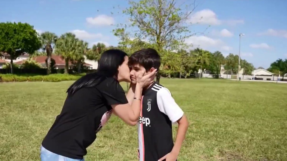 Una Madre Que Vive La Pasión Del Fútbol Junto A Su Hijo Telemundo Miami 51 