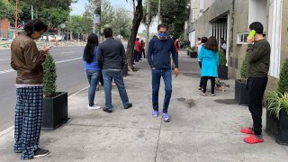Personas en pijama salen a la calle ante alerta sísmica en Ciudad de México