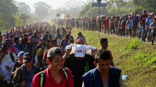 Cientos de migrantes centroamericanos caminan por carreteras de Chiapas