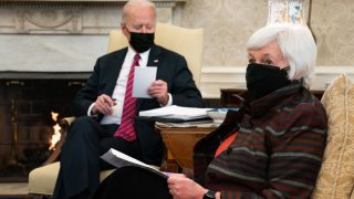 La secretaria del Tesoro de EEUU, Janet Yellen, junto al presidente Joe Biden.