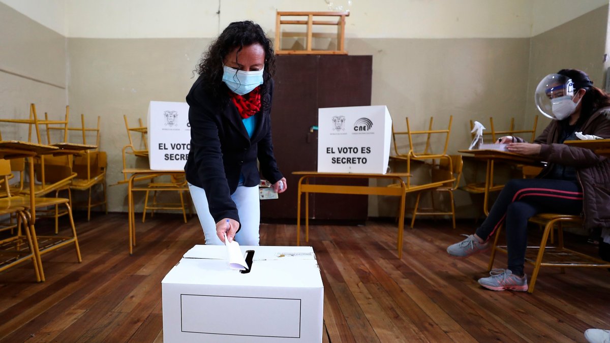 Ecuatorianos votan en segunda vuelta de elecciones presidenciales