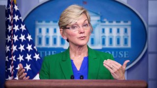 La secretaria de Energía de Estados Unidos, Jennifer Granholm, habla en una conferencia de prensa en la Casa Blanca en Washington.