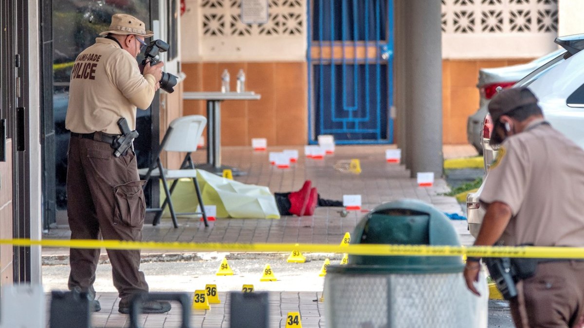 Un nuevo tiroteo en Miami a la salida de una fiesta de graduación deja tres muertos y seis heridos Tiroteo en Miami: Al menos 2 muertos y 20 heridos – Telemundo Miami (51)
