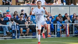 Chicharito Hernández anota para LA Galaxy.