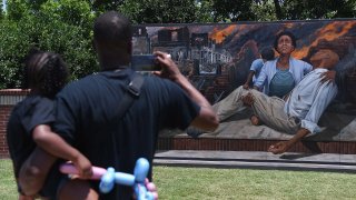 Asisten atienden el Festival Juneteenth en Tulsa, Oklahoma.