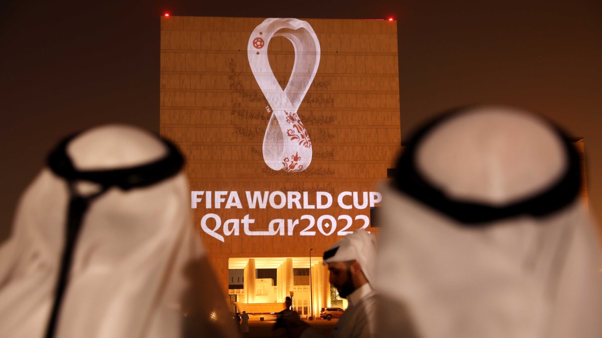 dos árabes ven un cartel del fifa world cup Qatar 2022