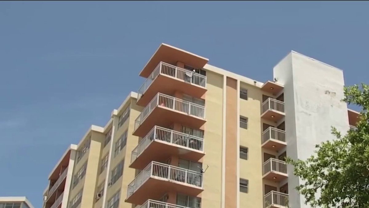 Evacuados de edificio Crestview Towers se reúnen con abogado