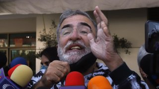 Vicente Fernández Jr. abordado por medios de comunicación