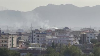 Una columna de humo es visible tras una explosión en Kabul, este domingo 29 de agosto de 2021.