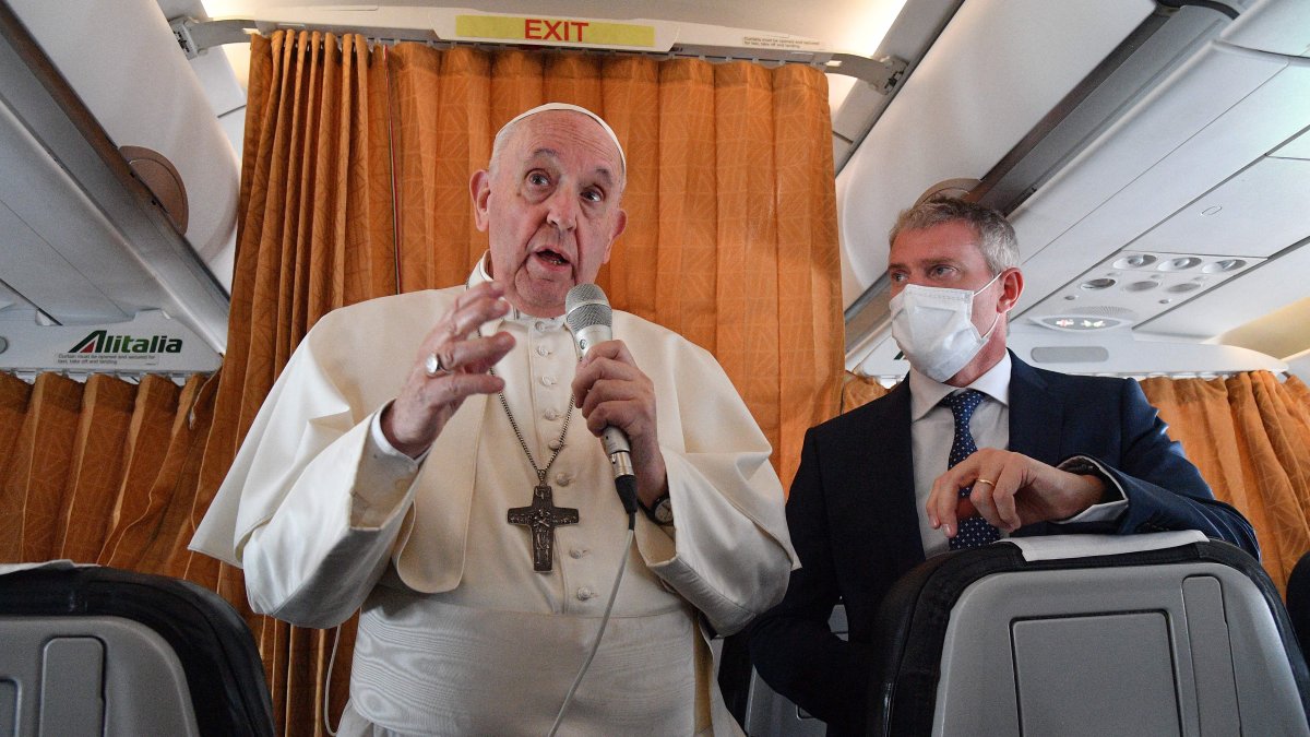 El papa dice que sería "un suicidio" no vacunarse contra el COVID-19 – Telemundo Miami (51) - Vimarsana News
