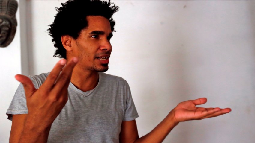 El artista y disidente cubano Luis Manuel Otero Alcántara, en una fotografía de archivo. EFE/Ernesto Mastrascusa