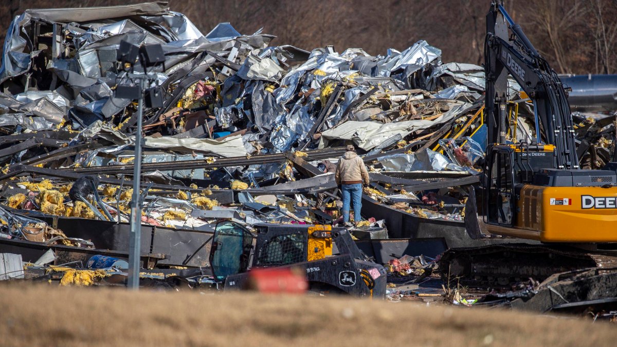 tlmd-muertos-tornados-kentucky-GettyImages-1237176257.jpg