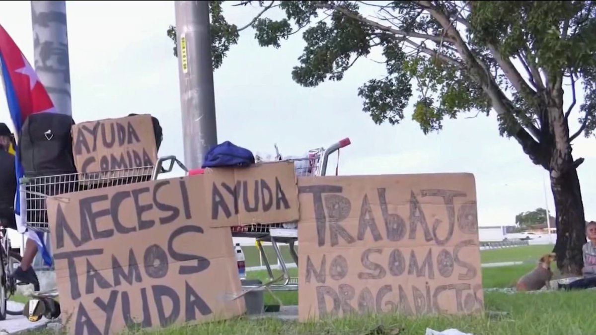 Dos inmigrantes cubanos que están viviendo en las calles piden ayuda a la  comunidad – Telemundo Miami (51)