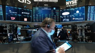 Personas trabajan en el piso de la Bolsa de Valores de Nueva York (NYSE) el 20 de enero de 2022.