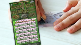 Hombre de Orlando gana un millón de dólares en juego de raspadito