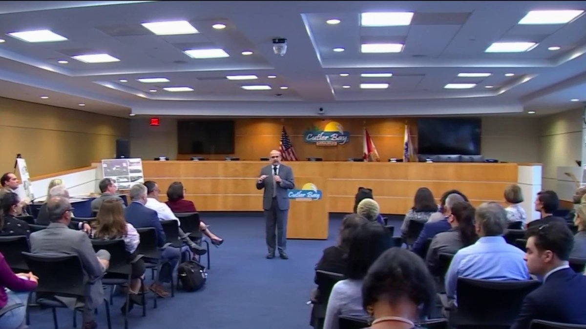 Superintendente de Miami Dade recorre escuelas públicas del condado