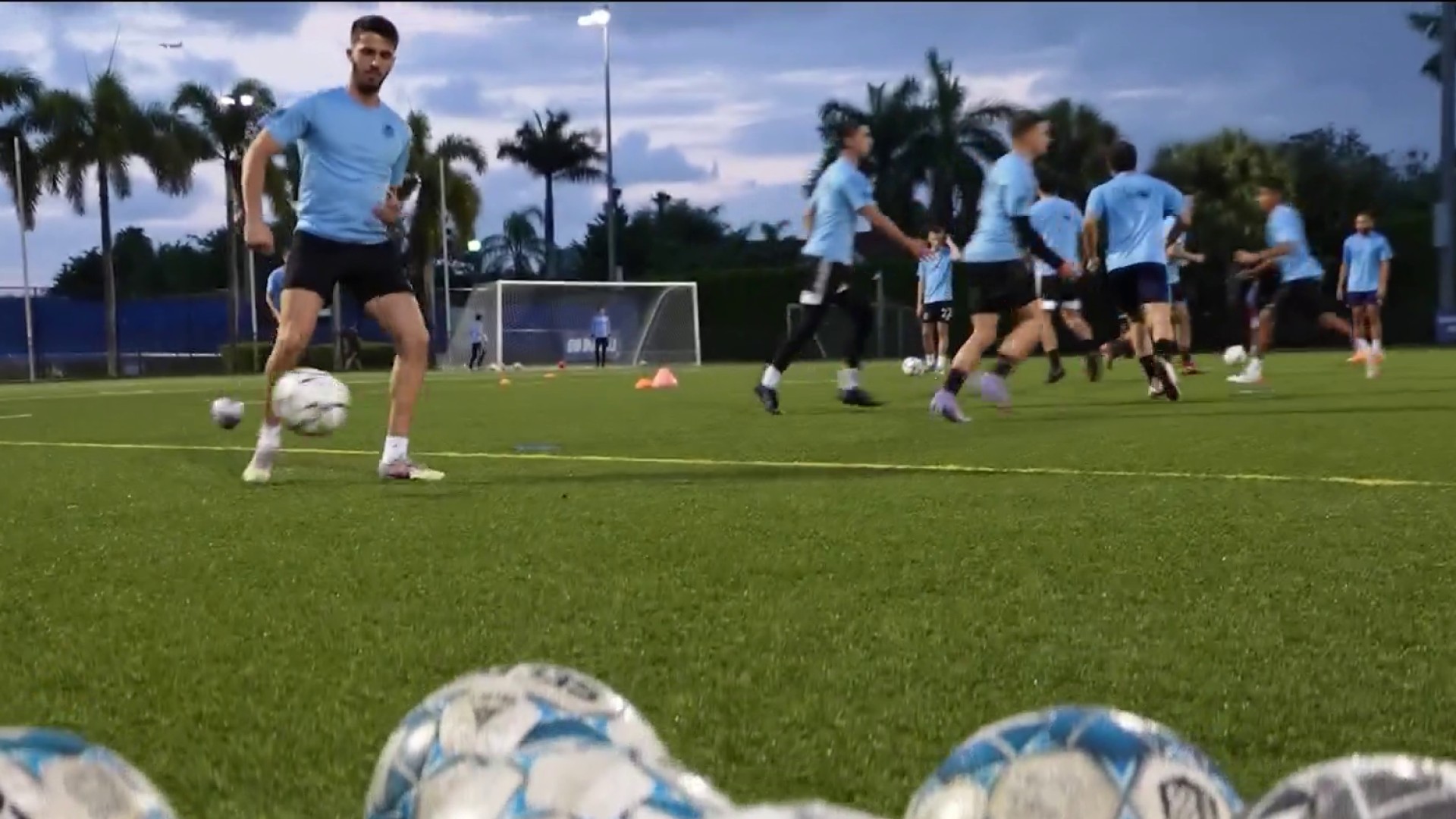 Los fanáticos del Barcelona disfrutan la fiebre del fútbol antes del  partido – Telemundo Miami (51)