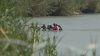 Migrantes exponen su vida al cruzar el río Bravo