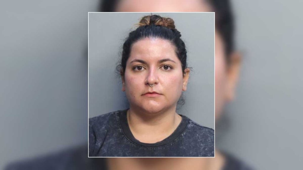 Fotos de uñas en redes sociales llevan a arresto de mujer por cargos de  pornografía infantil – Telemundo Miami (51)