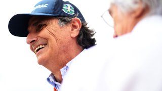 El ex piloto Nelson Piquet mira durante el desfile de pilotos antes del Gran Premio de Fórmula Uno de Hungría en Hungaroring el 26 de julio de 2015 en Budapest, Hungría.