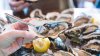 Hombre muere tras comer ostras crudas en un restaurante en Dania Beach: Reporte