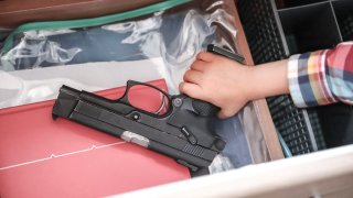 Imagen genérica de un niño sosteniendo una pistola.