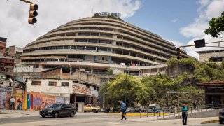 Policías custodian el ingreso a la sede del Servicio Bolivariano de Inteligencia Nacional (Sebin), "El Helicoide", en Caracas