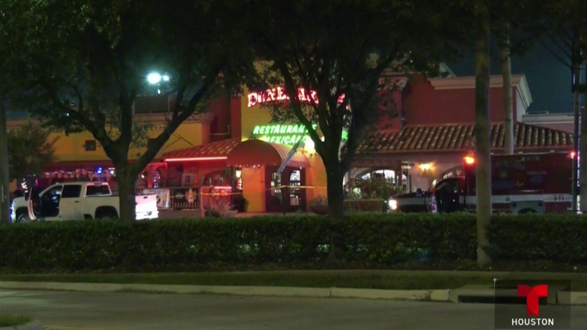 Oficial balea a cliente de restaurante Doneraki en Houston – Telemundo ...