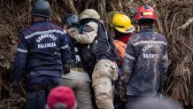 AME3286. TEJERIAS (VENEZUELA), 09/10/2022.- Rescatistas buscan a personas desaparecidas entre escombros tras las lluvias y el desbordamiento de la quebrada (rio) Los Patos en Las Tejerias, estado Aragua (Venezuela). La crecida de una quebrada este sábado arrastró viviendas, mobiliario urbano, e inundó las calles de la localidad, arrasando con todo lo que el agua encontró a su paso. El Gobierno desplegó hoy organismos de salvamento, seguridad ciudadana, así como cuadrillas de mantenimiento y limpieza, y personal de diversas instituciones para "la atención integral del pueblo", dijo el presidente Nicolás Maduro a través de su cuenta de Twitter.EFE/ Rayner Peña R.