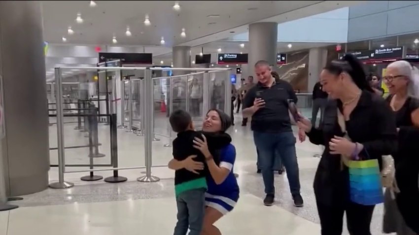 Así fue el emotivo reencuentro del pequeño “Jojo” Morales con su madre en Miami