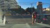 En video: hombre ve a un conductor tirar una servilleta por la ventana y se la devuelve